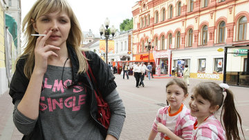 8-летние сестры-близняшки Катя и Даша Лапузины с матерью Ириной
