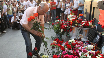Акция памяти убитого на Чистых прудах Юрия Волкова