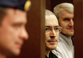 Экс-глава ЮКОСа Михаил Ходорковский и экс-глава МФО "Менатеп" Платон Лебедев в зале суда 22 октября 2010 г.