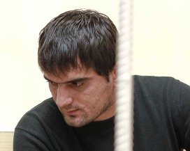 Подсудимый Аслан Черкесов допрашивает очевидца драки, в которой погиб болельщик Свиридов