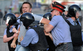 Задержание Алексея Навального во время митинга "Марш миллионов " в Москве