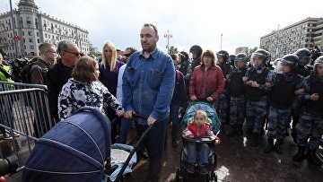 Суд не стал лишать родительских прав охранника Навального из-за акции 3 августа