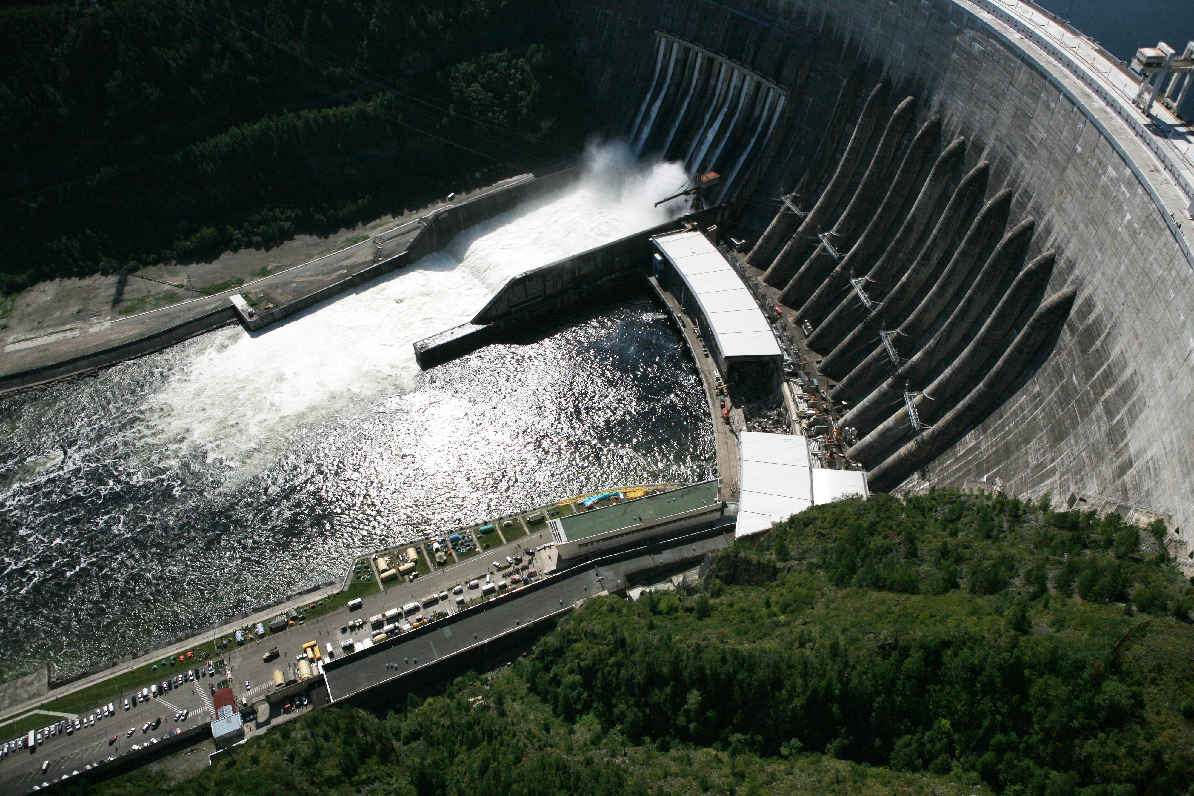 Саяно шушенская гэс последствия. Саяно-Шушенская ГЭС 2009. Саяно-Шушенская ГЭС авария. Саяно-Шушенская ГЭС авария 2009. Прорыв Саяно-Шушенской ГЭС.