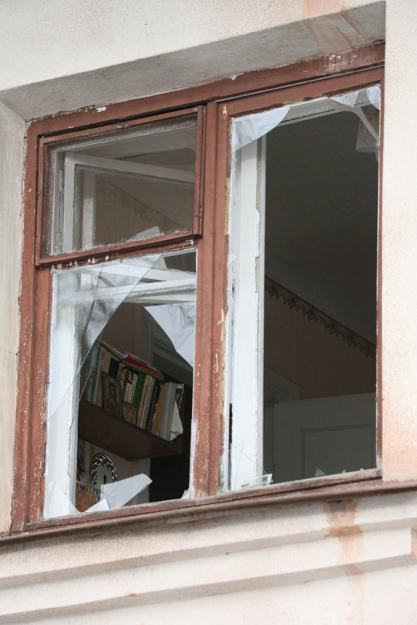 Расселенное общежитие. Жолудева 18 Волгоград расселение. Разбитое окно большое в магазине строительном от взрыва.