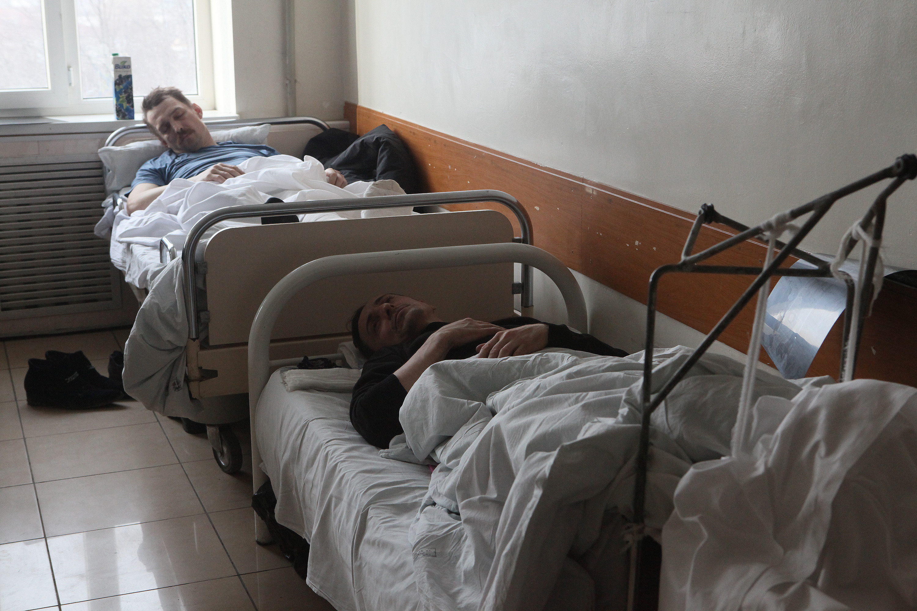 Раненые в больнице москвы. Палата в больнице. Палата в больнице с ранеными.