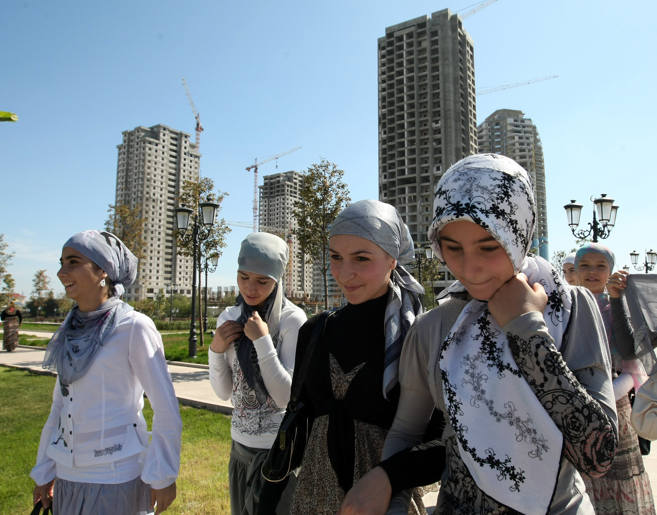 Мусульманские подростки. Чеченские женщины в Грозном. Хиджаб в школах Чечни. Современные чеченские женщины. Девушка в хиджабе Грозный.