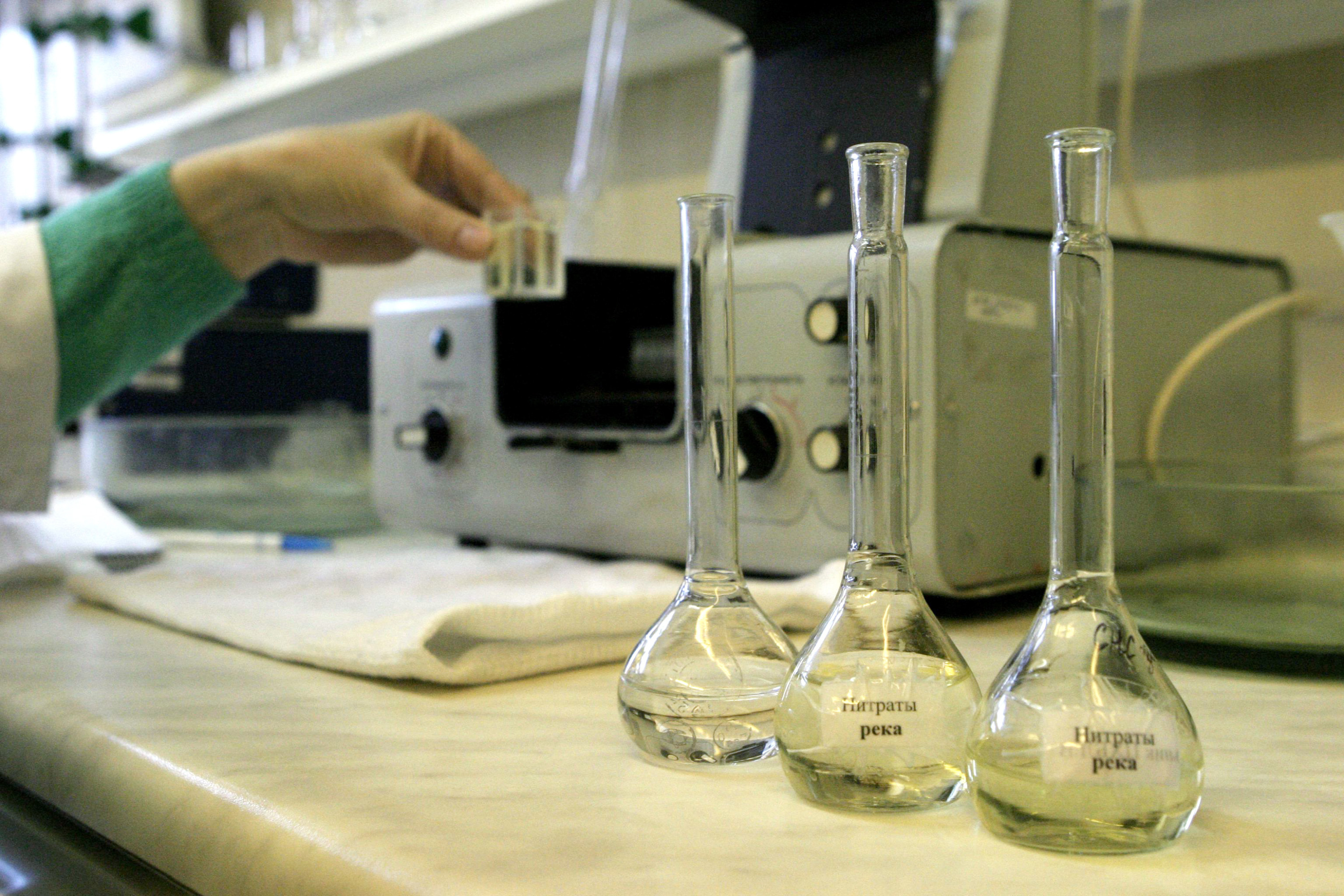 Взять пробы воды. Лабораторные исследования воды. Химическое исследование воды. Пробы воды в лаборатории. Исследование воды в лаборатории.