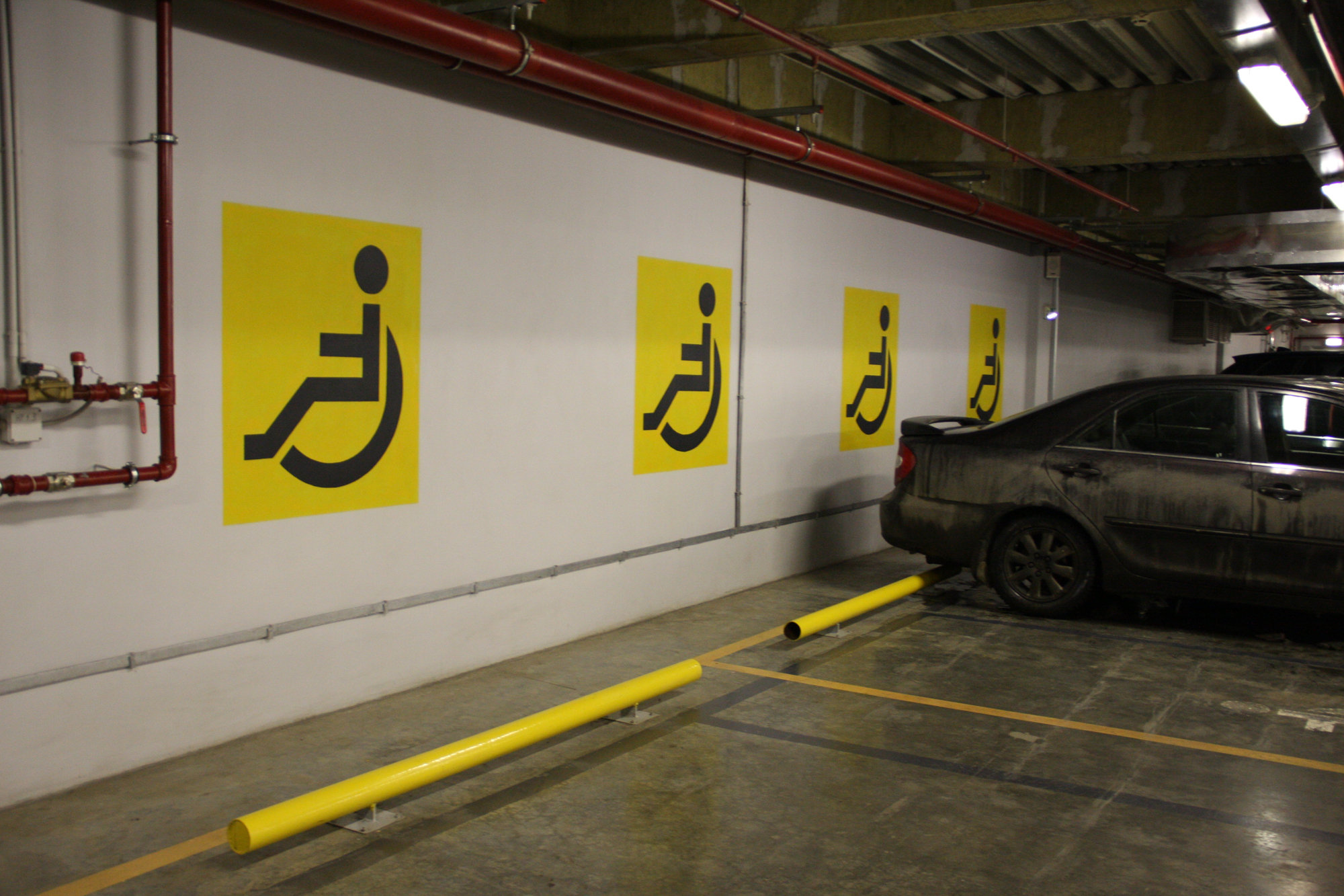Машиноместа для инвалидов. Парковка для МГН. Парковочное место для инвалидов. Паркинг для инвалидов.