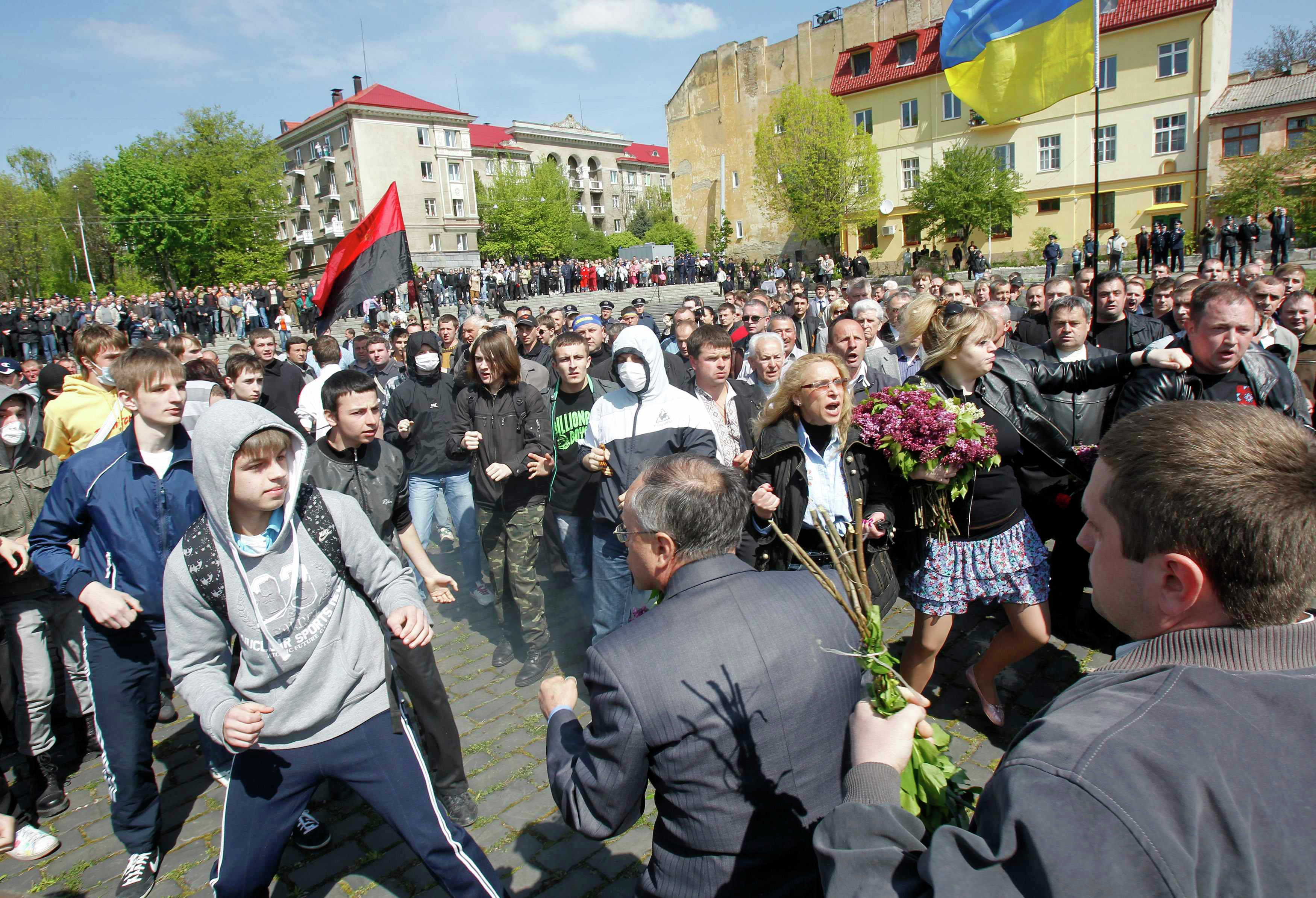 5 мая 2011. Львов 9 мая 2011. Избиение ветеранов во Львове 9 мая. Львов националисты. Националисты избивают ветеранов.