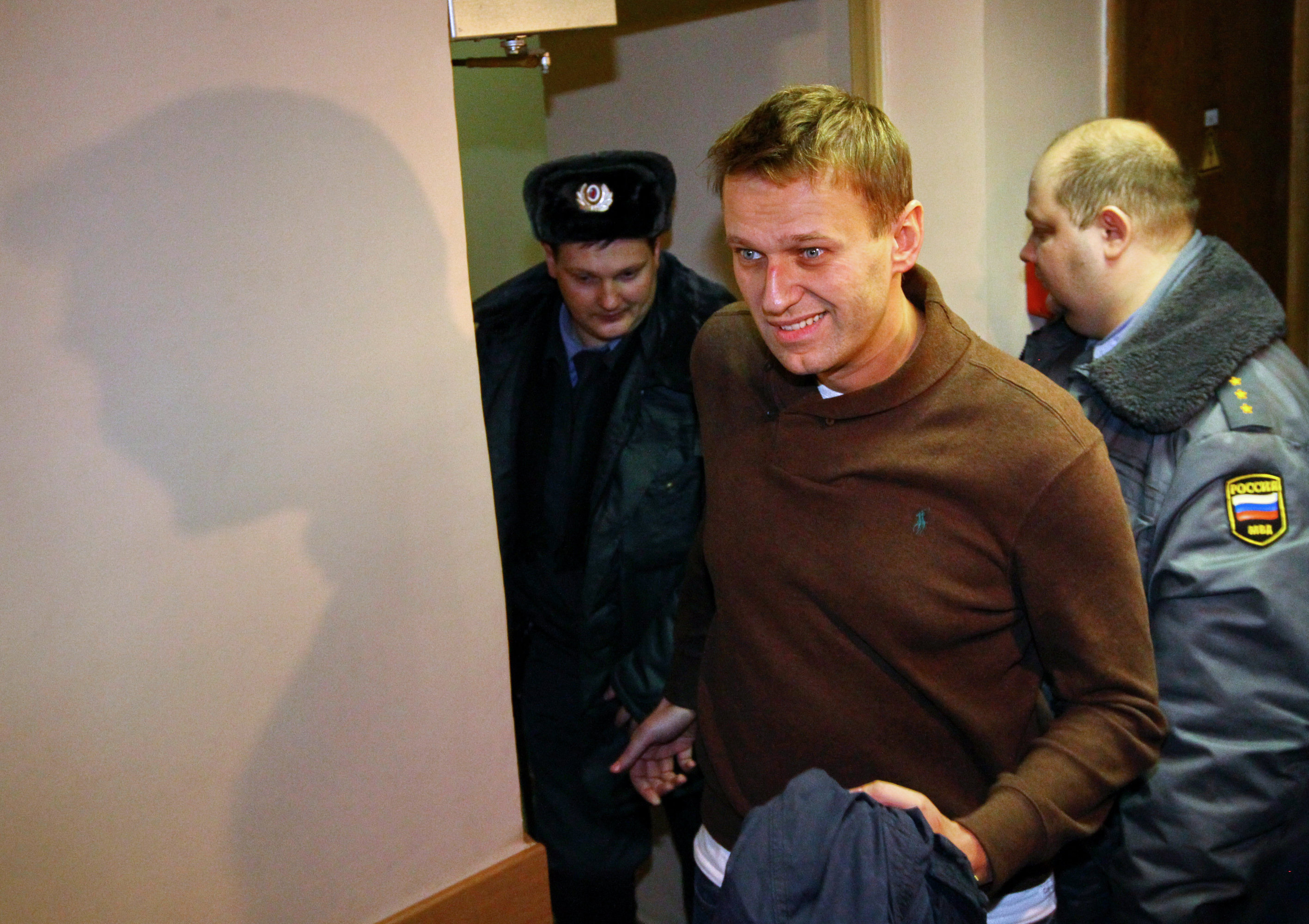Отбывает административный арест. Яшин и Навальный. Яшин Немцов Навальный. Немцов и Навальный. 15 Суток ареста.