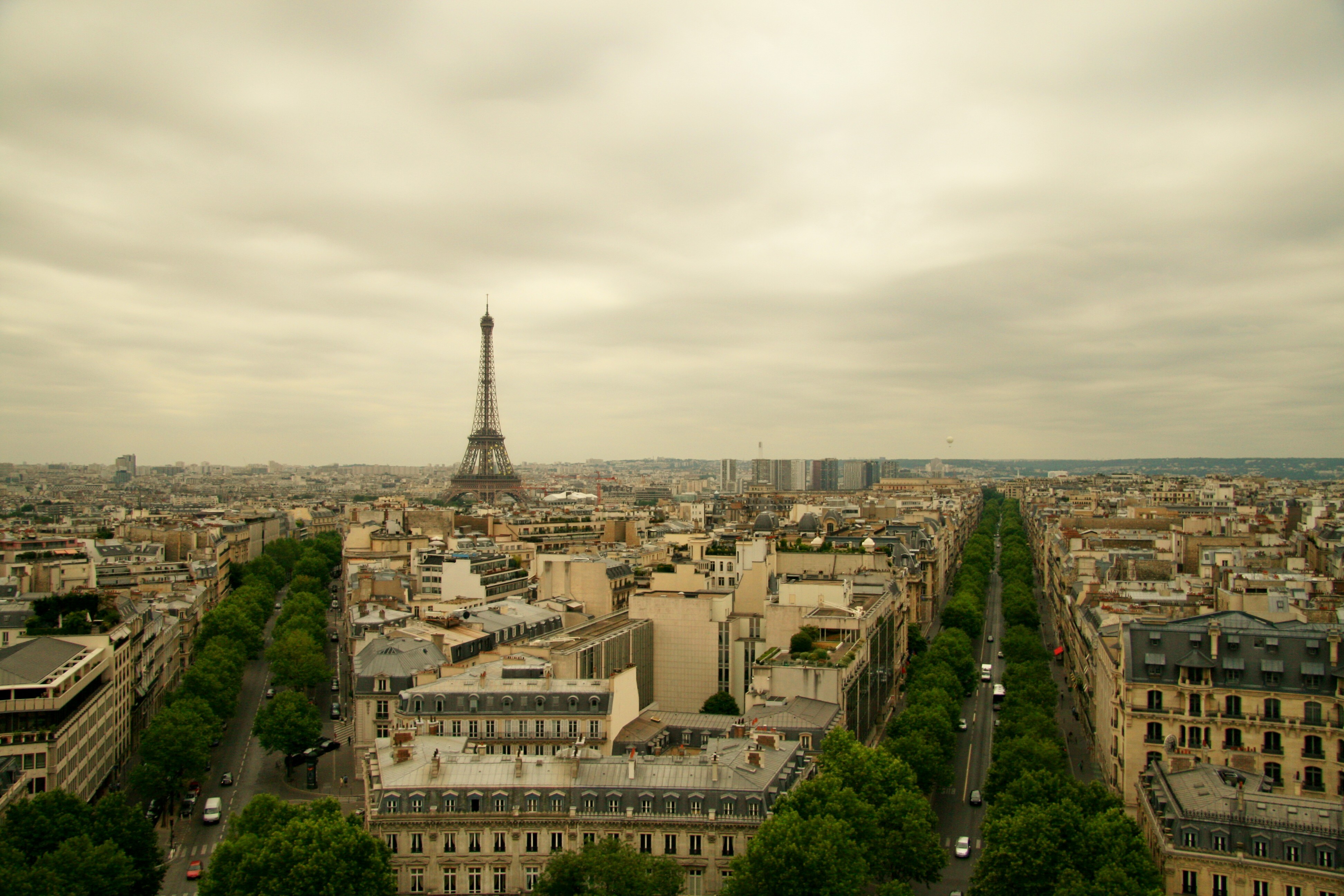 Область парижа. Париж не парадные фото. Чем пахнет Париж города. Почему пахнет Париж.