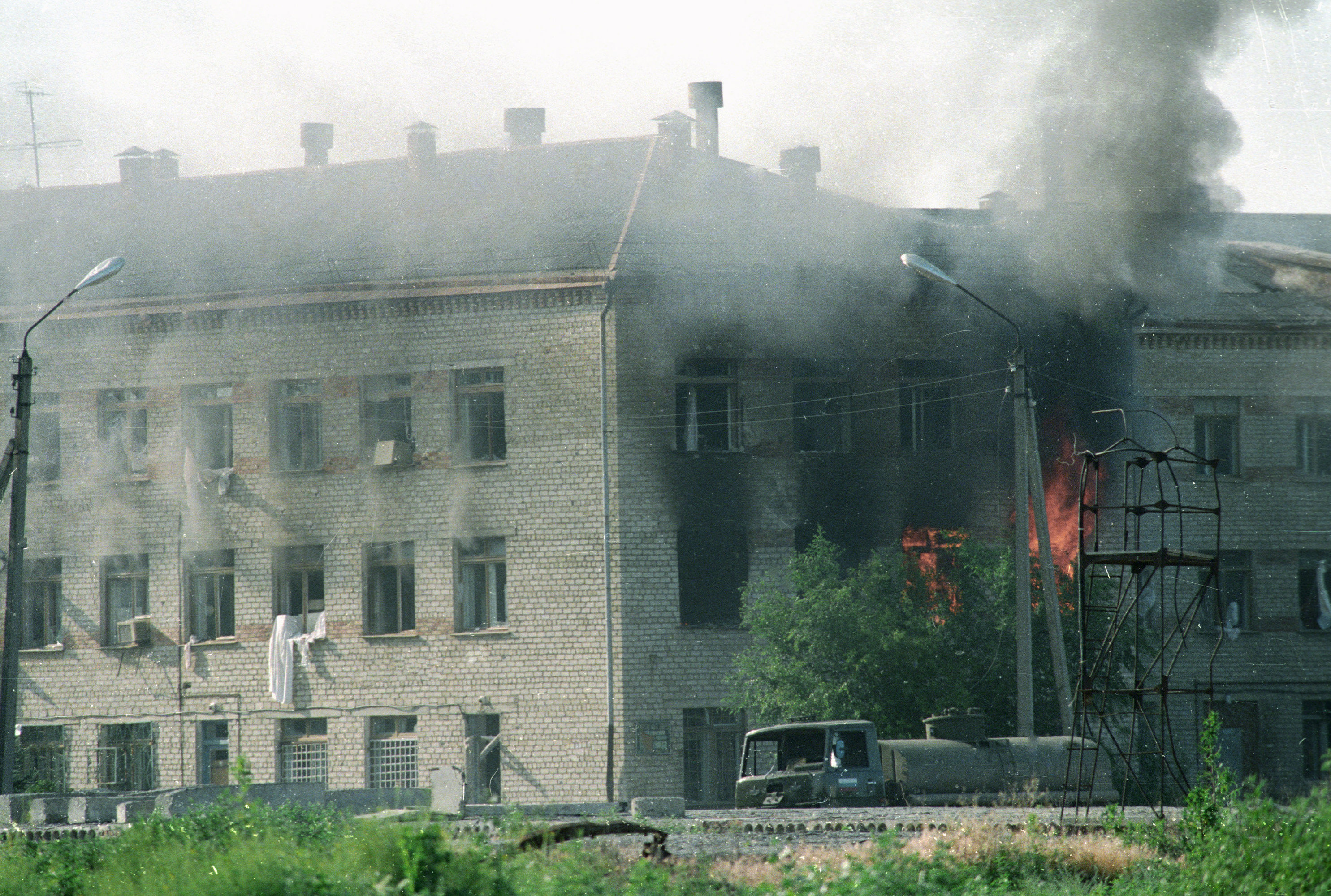 28 июня 1995. Штурм больницы в Буденновске 1995. Буденновск 14 июня 1995 года. Штурм больницы в Буденновске.
