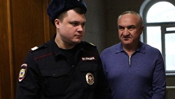 Присяжные ответят на 117 вопросов о деле экс-сенатора Арашукова и его отца