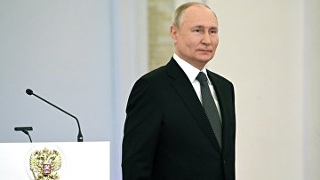 Путин наградил победительницу специальной номинации премии 